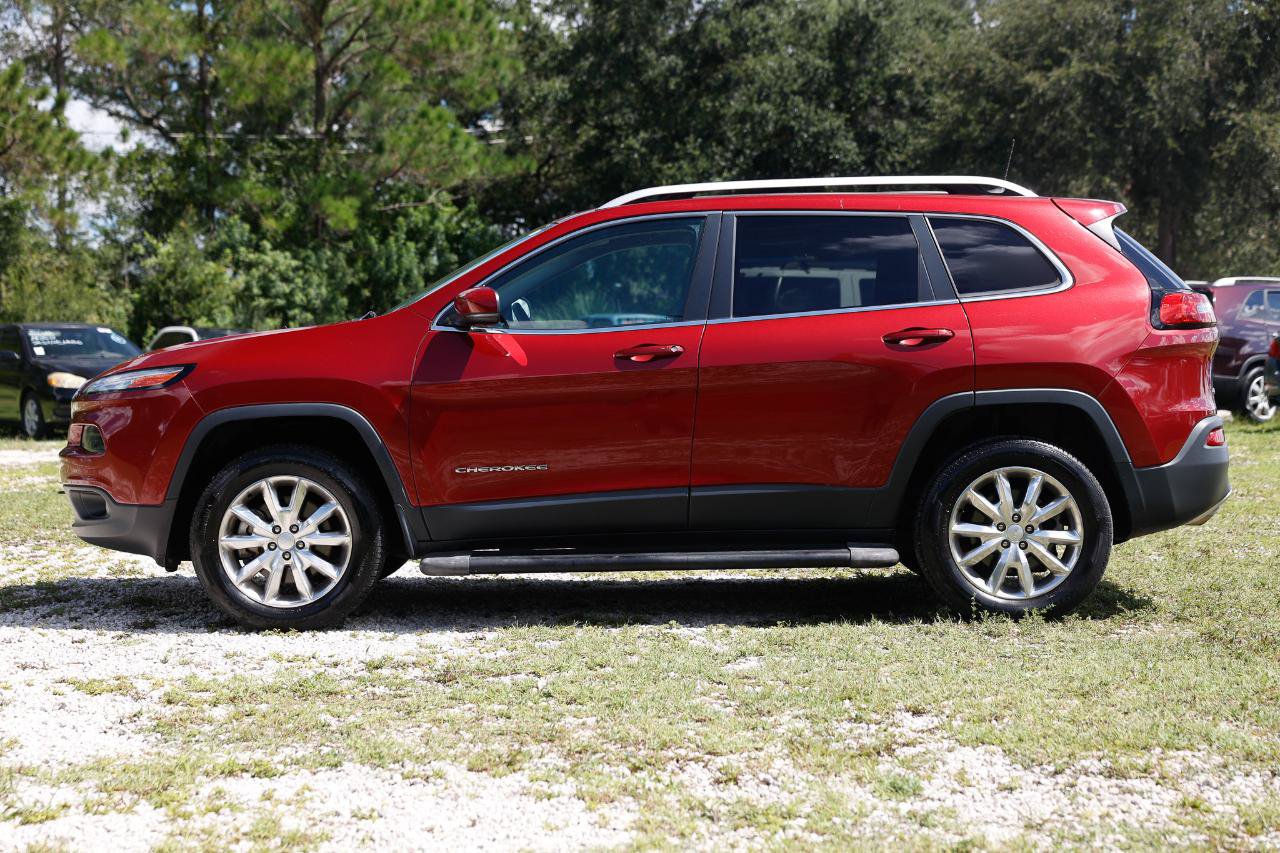 Used 2017 Jeep Cherokee Limited w/ Luxury Group AWD/4WD image 3