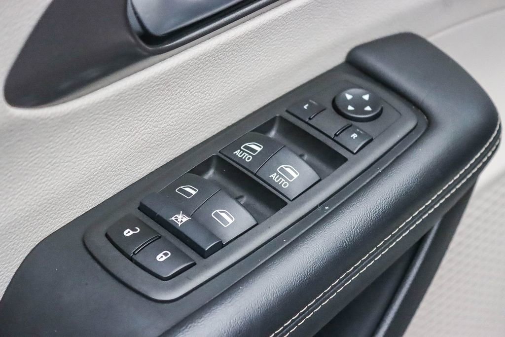 Used 2024 Chrysler Pacifica Select image 46