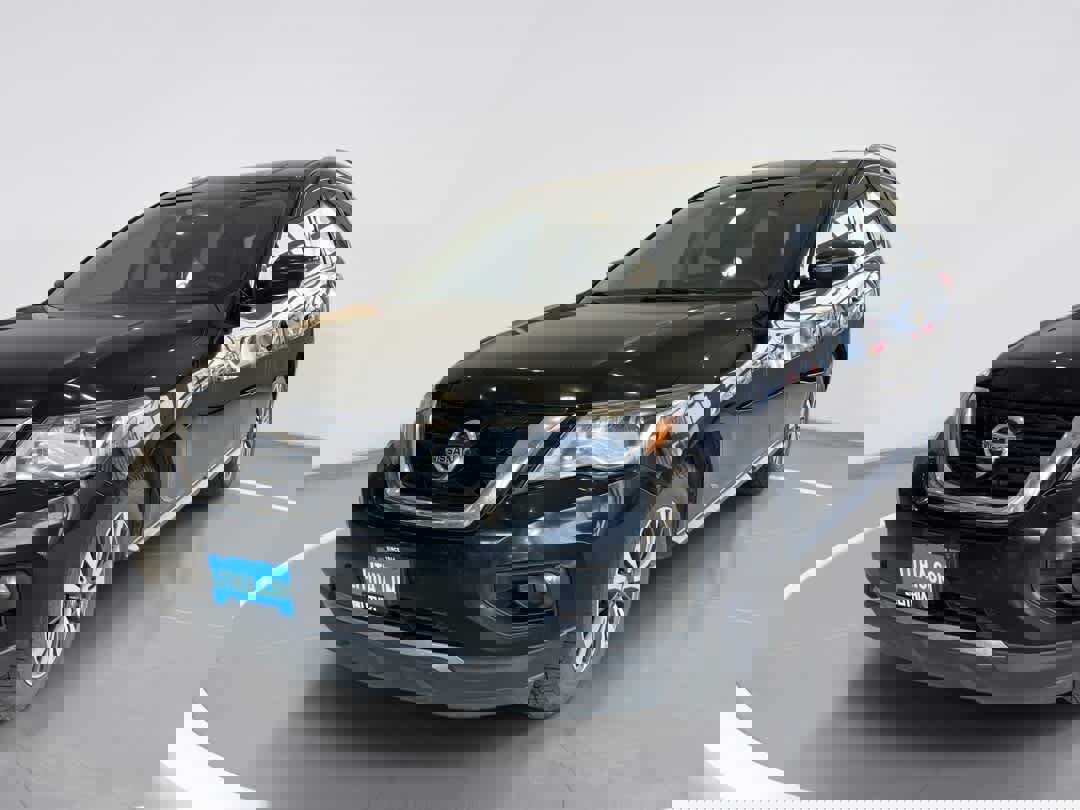 Used 2017 Nissan Pathfinder SV image 1