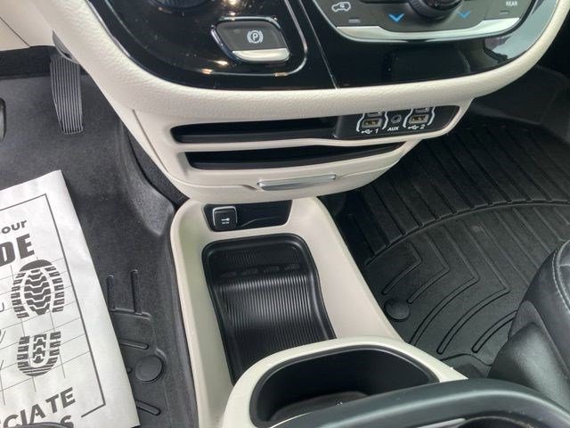 Used 2023 Chrysler Pacifica Touring-L AWD/4WD image 17