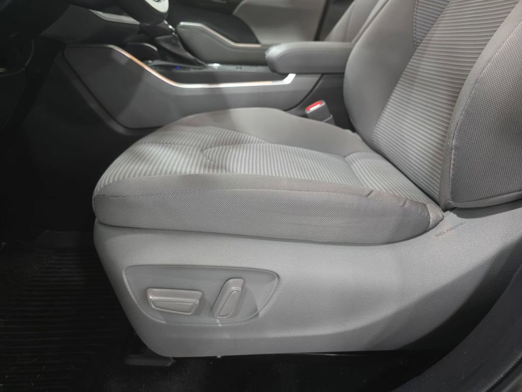 Used 2022 Toyota Highlander LE image 27