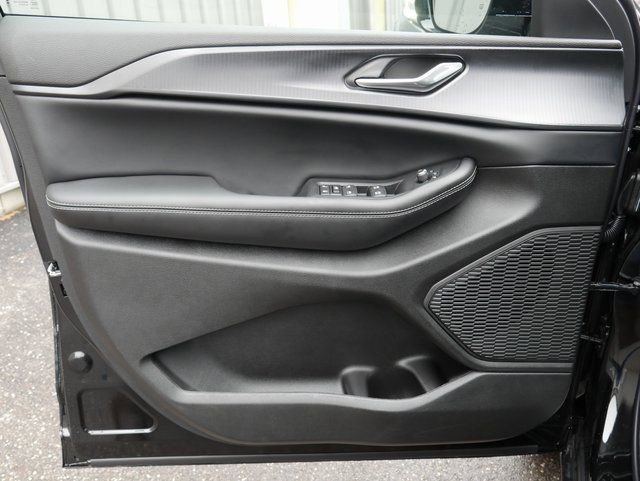 New 2025 Jeep Grand Cherokee Altitude image 11