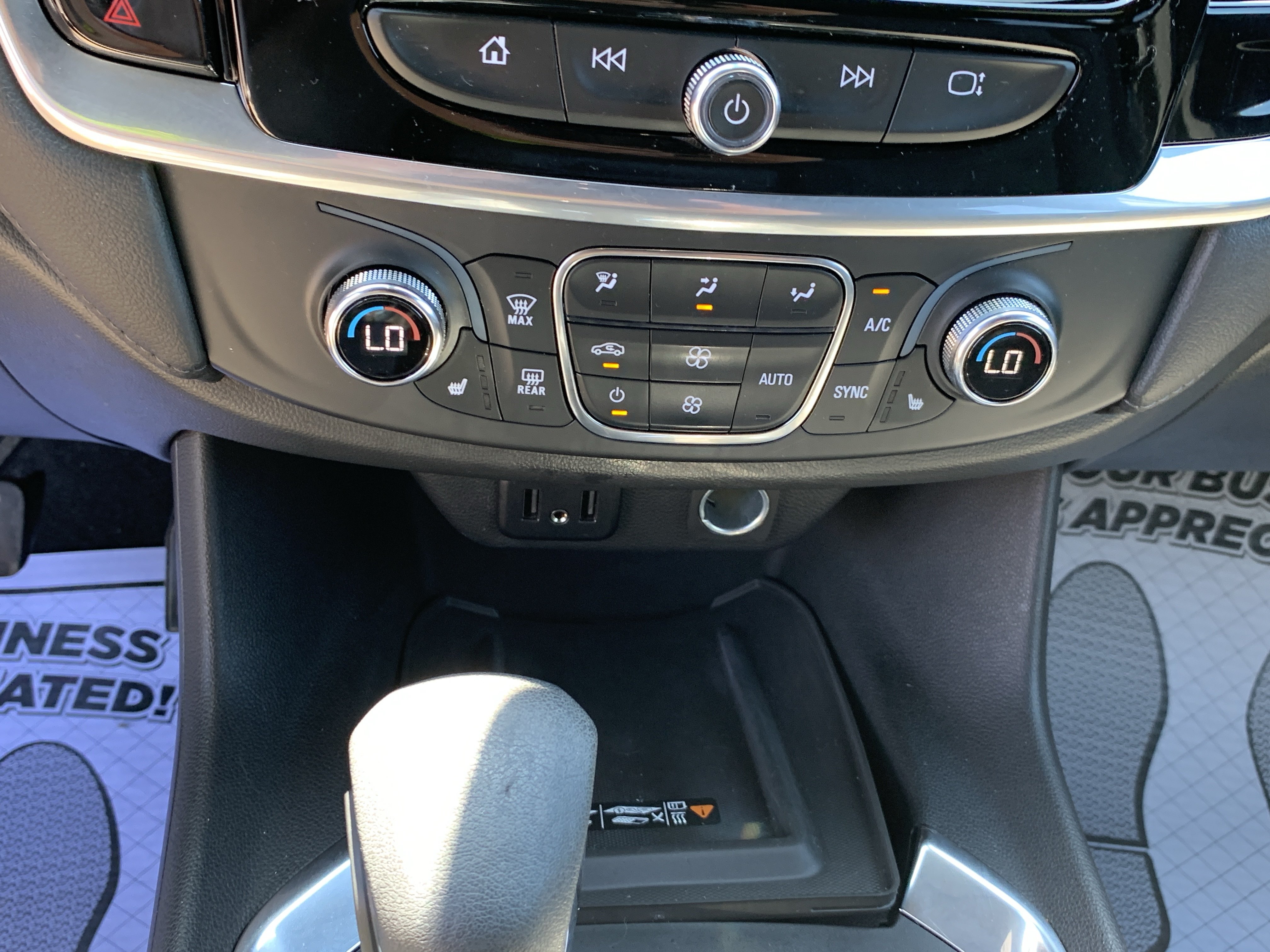 Used 2022 Chevrolet Traverse LT FWD image 28