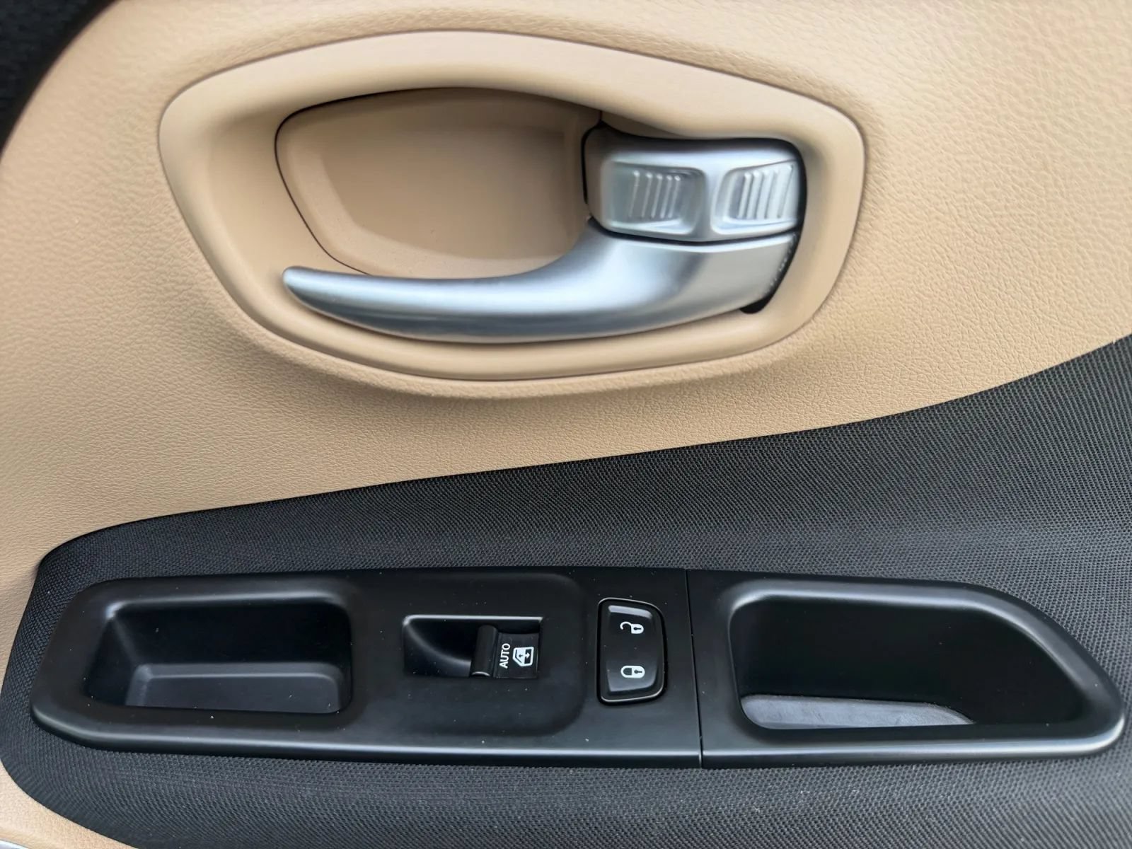 Used 2015 Jeep Renegade Latitude AWD/4WD image 18