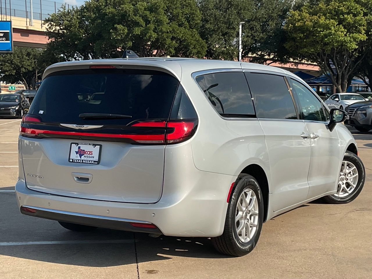 Used 2024 Chrysler Pacifica Touring-L FWD image 4