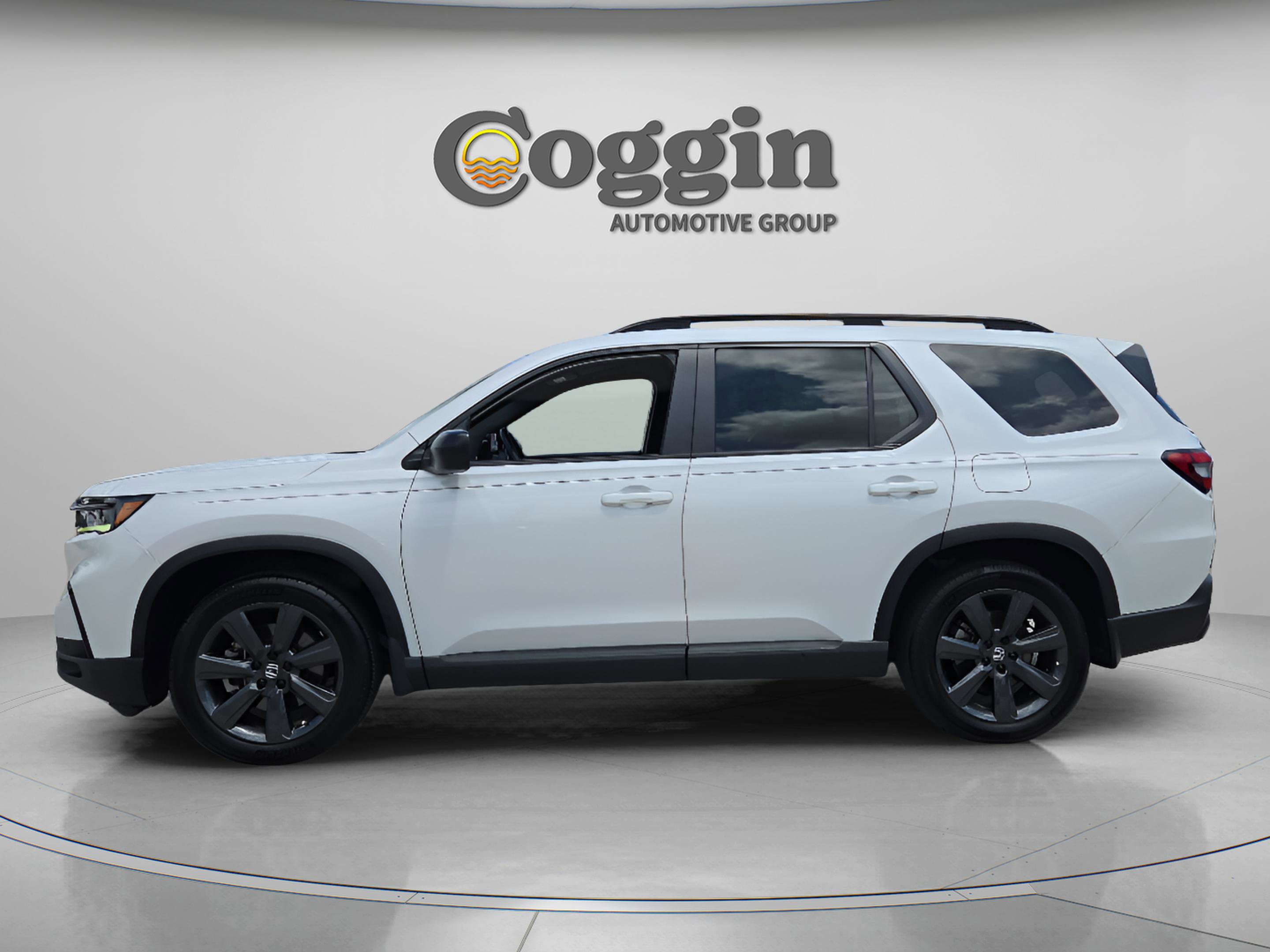 Used 2023 Honda Pilot Sport image 2