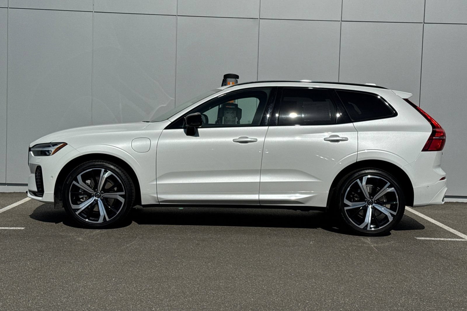 Used 2023 Volvo XC60 T8 Ultimate w/ Protection Package Premier AWD/4WD image 2
