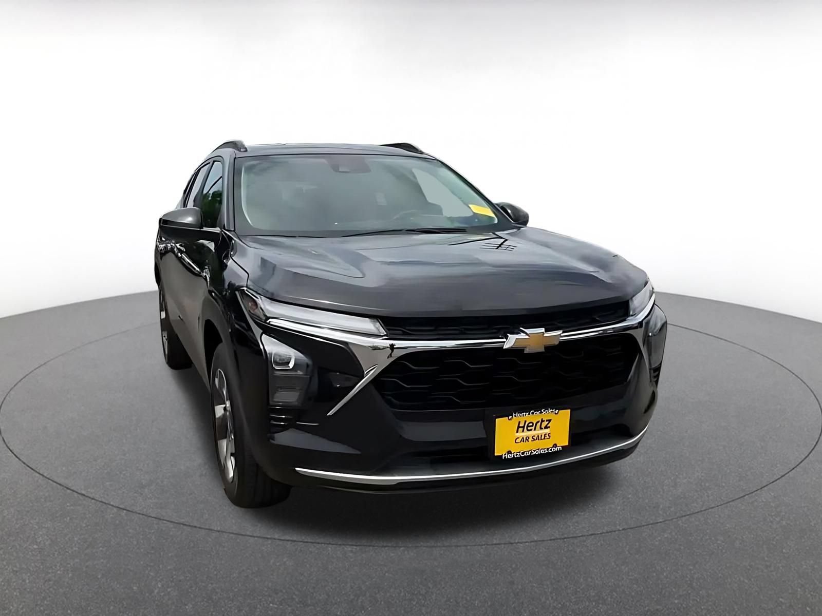 Used 2025 Chevrolet Trax LT FWD image 3