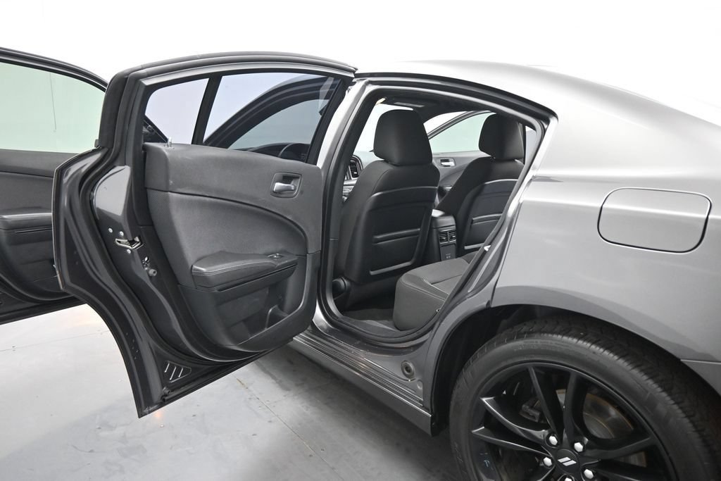 Used 2017 Dodge Charger SE w/ Blacktop Package RWD image 16