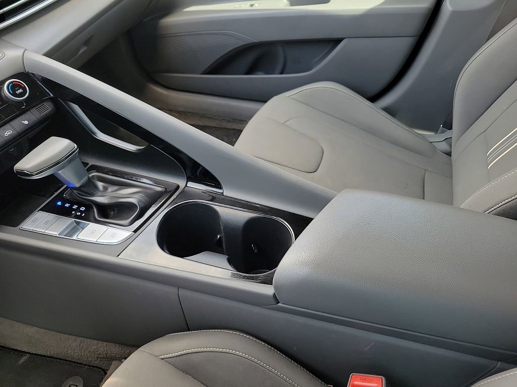 Used 2025 Hyundai Elantra SEL FWD image 25