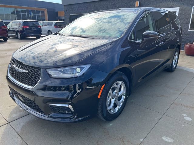 Used 2024 Chrysler Pacifica Limited image 3