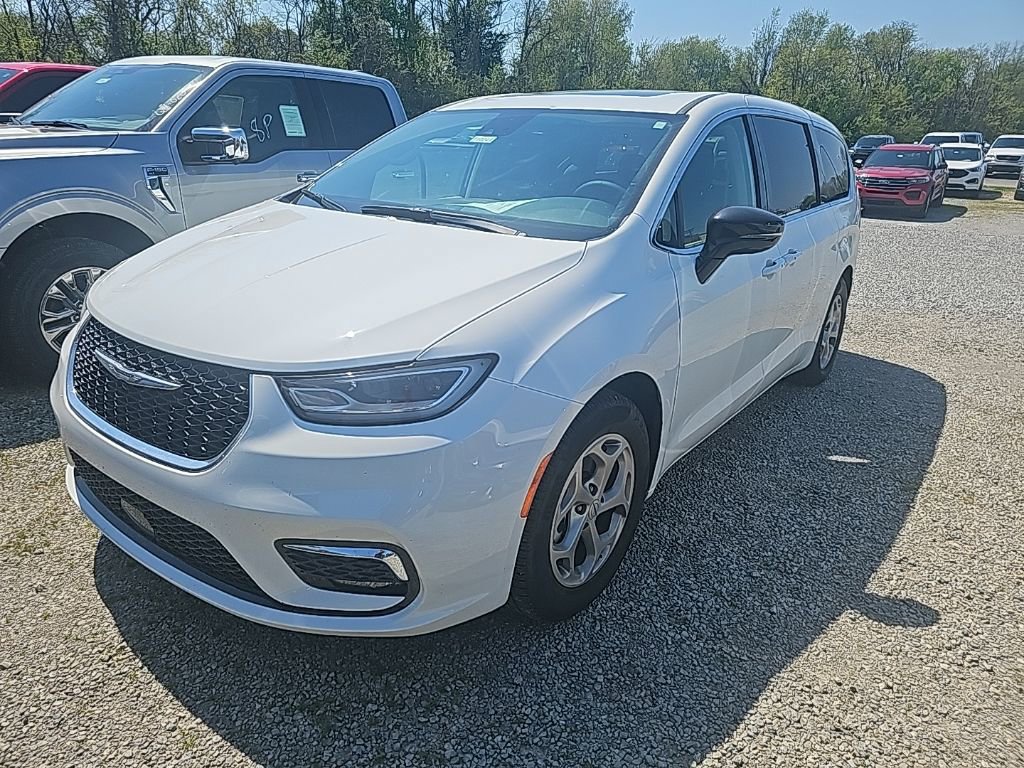 Used 2024 Chrysler Pacifica Limited image 3