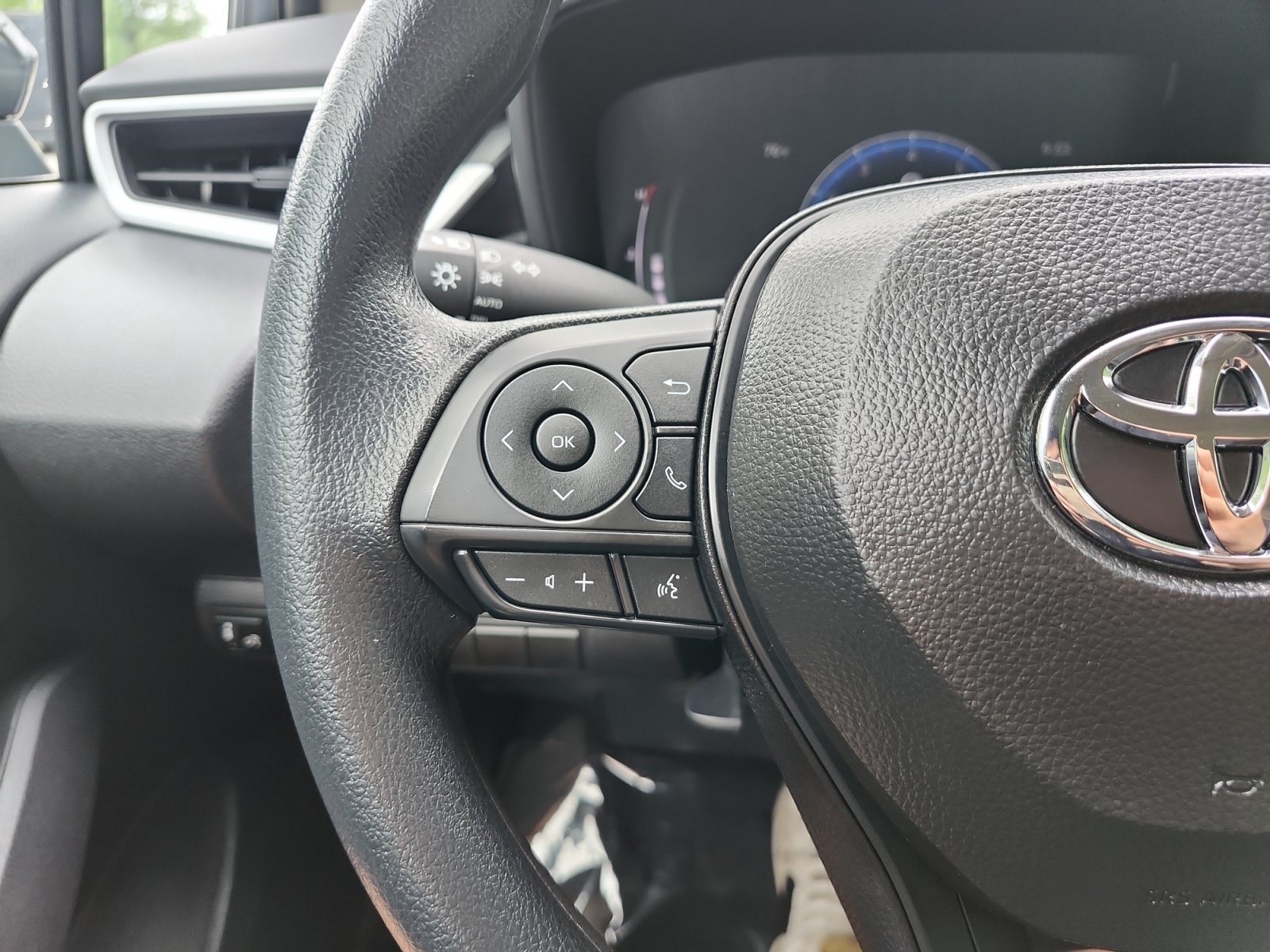 Used 2026 Toyota Corolla LE FWD image 25