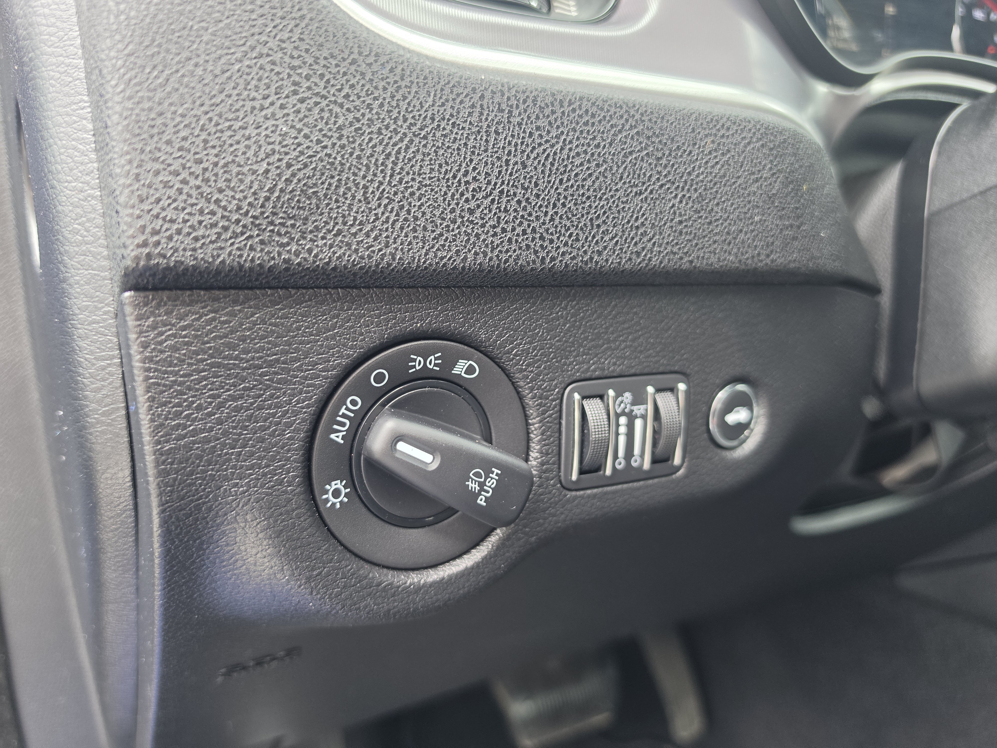 Used 2019 Dodge Charger SXT w/ Blacktop Package AWD/4WD image 17