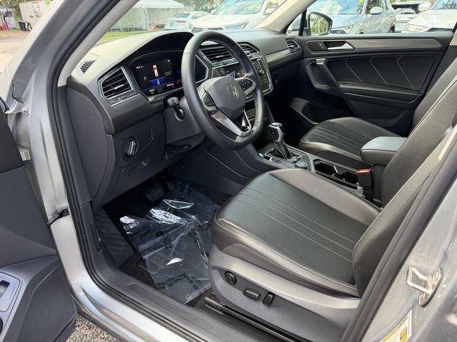 Used 2022 Volkswagen Tiguan SE w/ Panoramic Sunroof Package AWD/4WD image 12