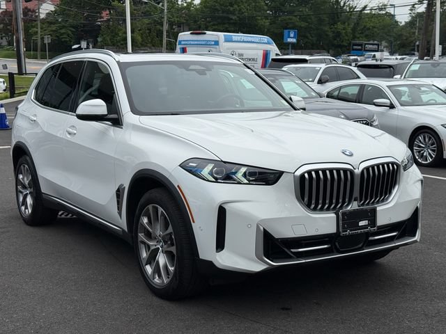 Used 2025 BMW X5 xDrive40i w/ Parking Assistance Package AWD/4WD image 3