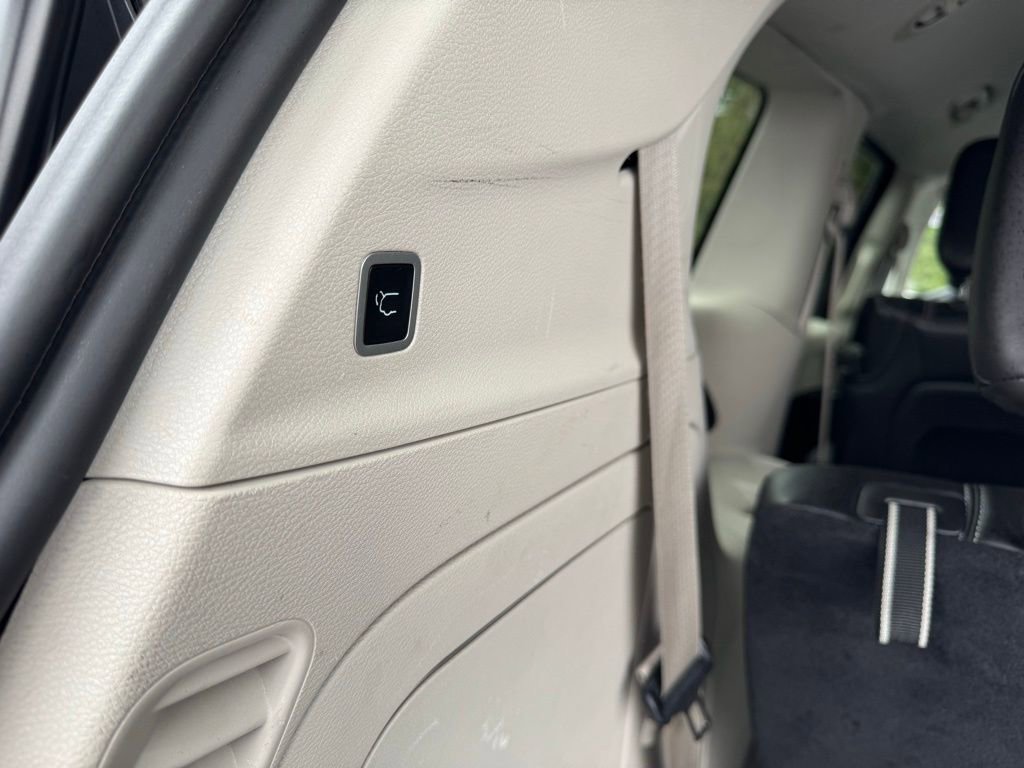 Used 2023 Chrysler Pacifica Touring-L image 21