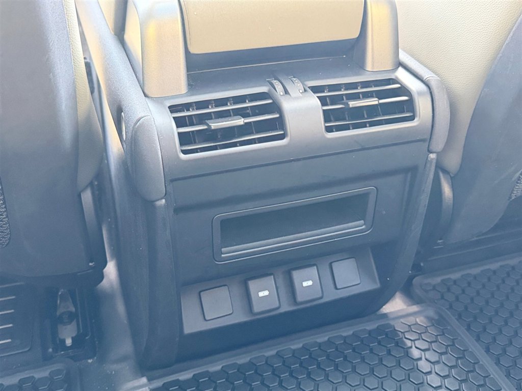 Used 2023 Land Rover Defender 90 S image 17