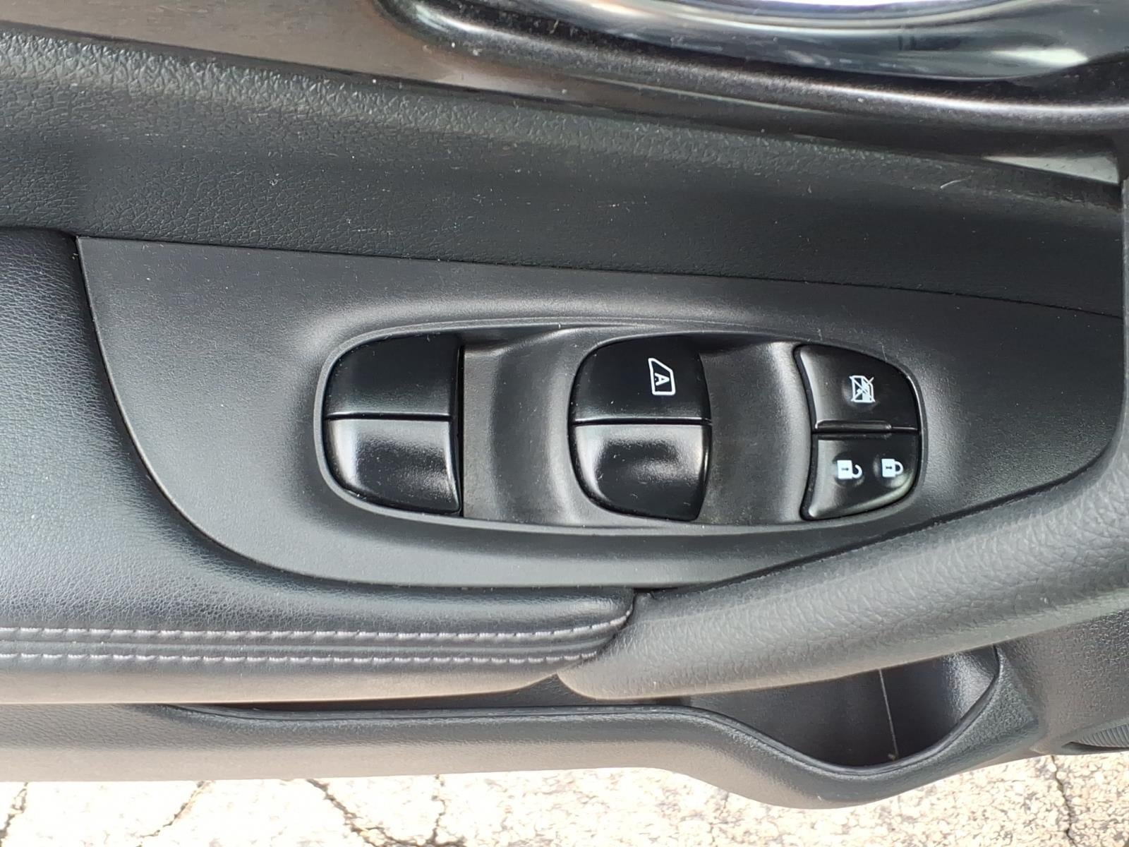 Used 2017 Nissan Rogue SV AWD/4WD image 25