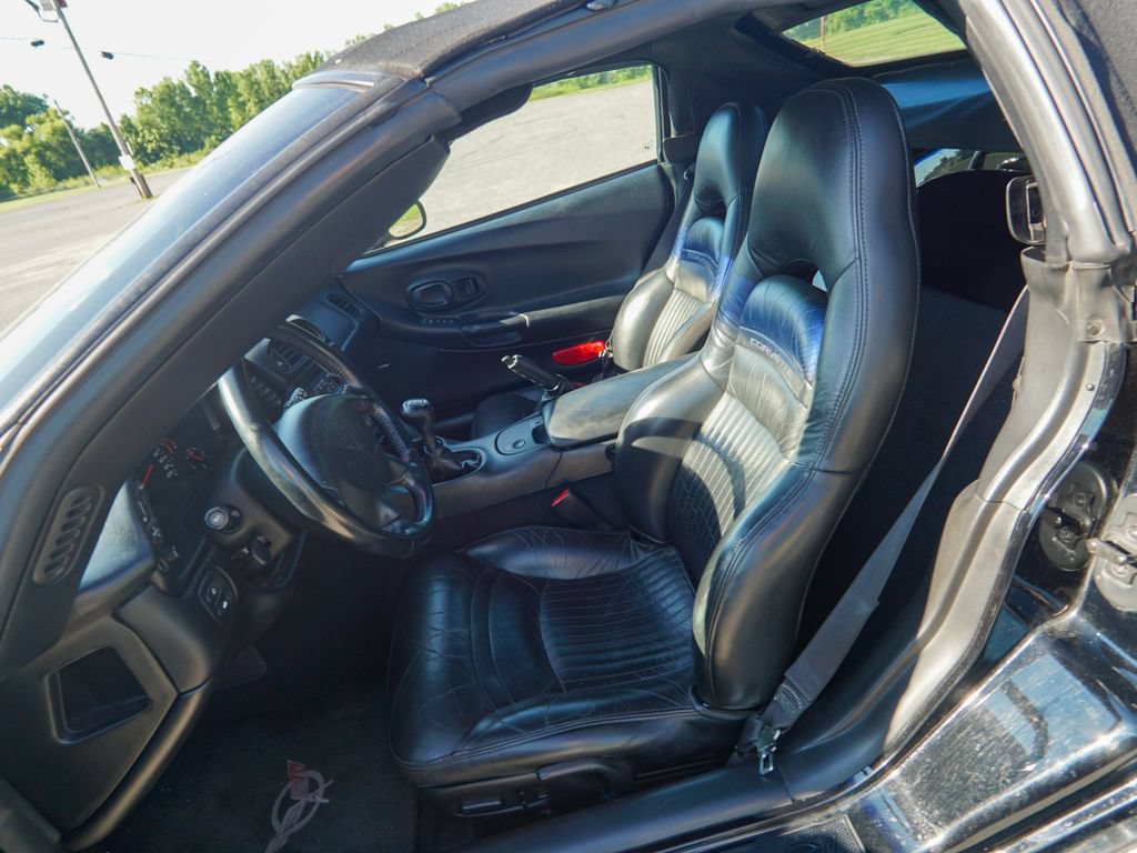 Used 2004 Chevrolet Corvette Convertible w/ Preferred Equipment Group RWD image 11