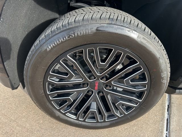 Used 2025 GMC Yukon Denali w/ Denali Reserve Package image 12