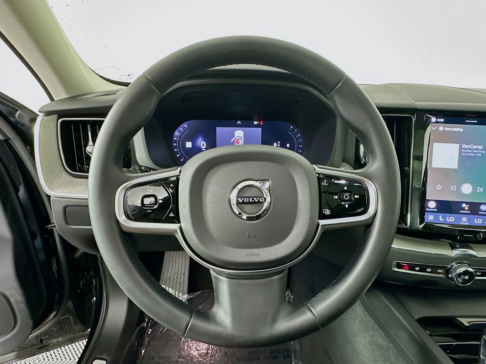 Used 2025 Volvo XC60 B5 Plus image 11