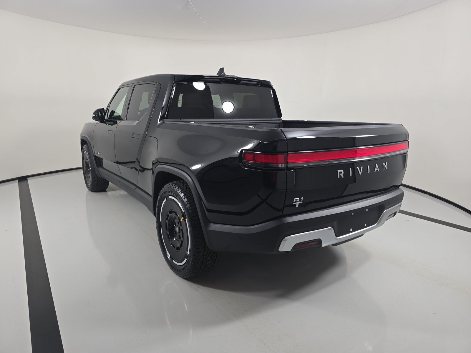 Used 2025 Rivian R1T Adventure AWD/4WD image 3
