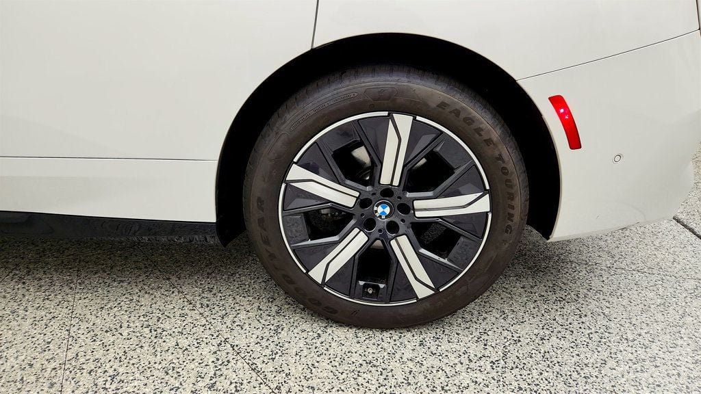 Used 2026 BMW iX xDrive45 w/ Premium Package AWD/4WD image 9