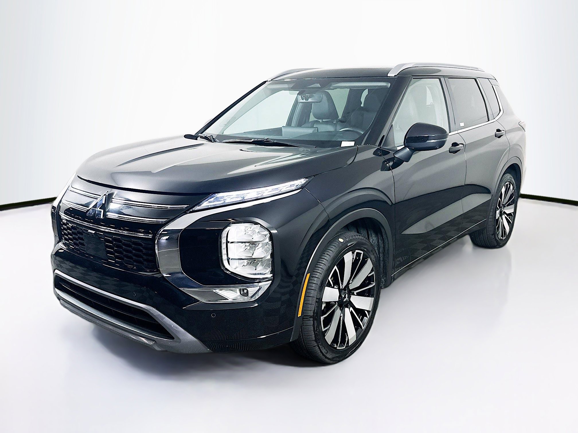 Used 2025 Mitsubishi Outlander SEL FWD image 3
