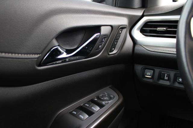 Used 2022 GMC Acadia SLT w/ Elevation Edition image 16