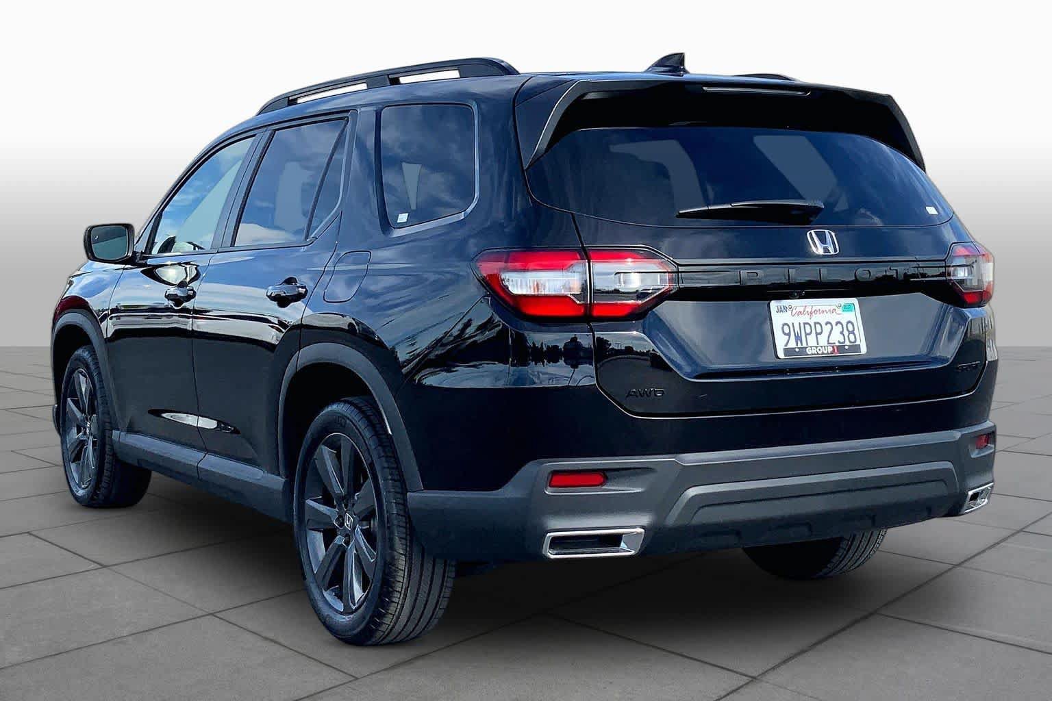 Used 2025 Honda Pilot Sport image 11