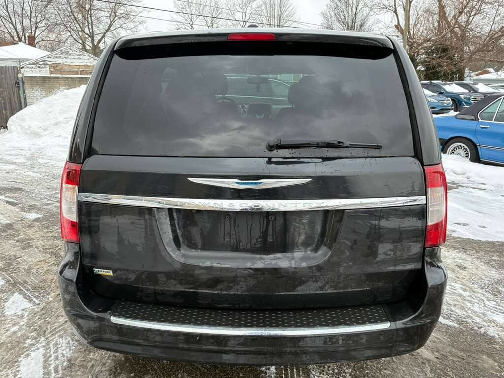 Used 2014 Chrysler Town & Country Touring image 7