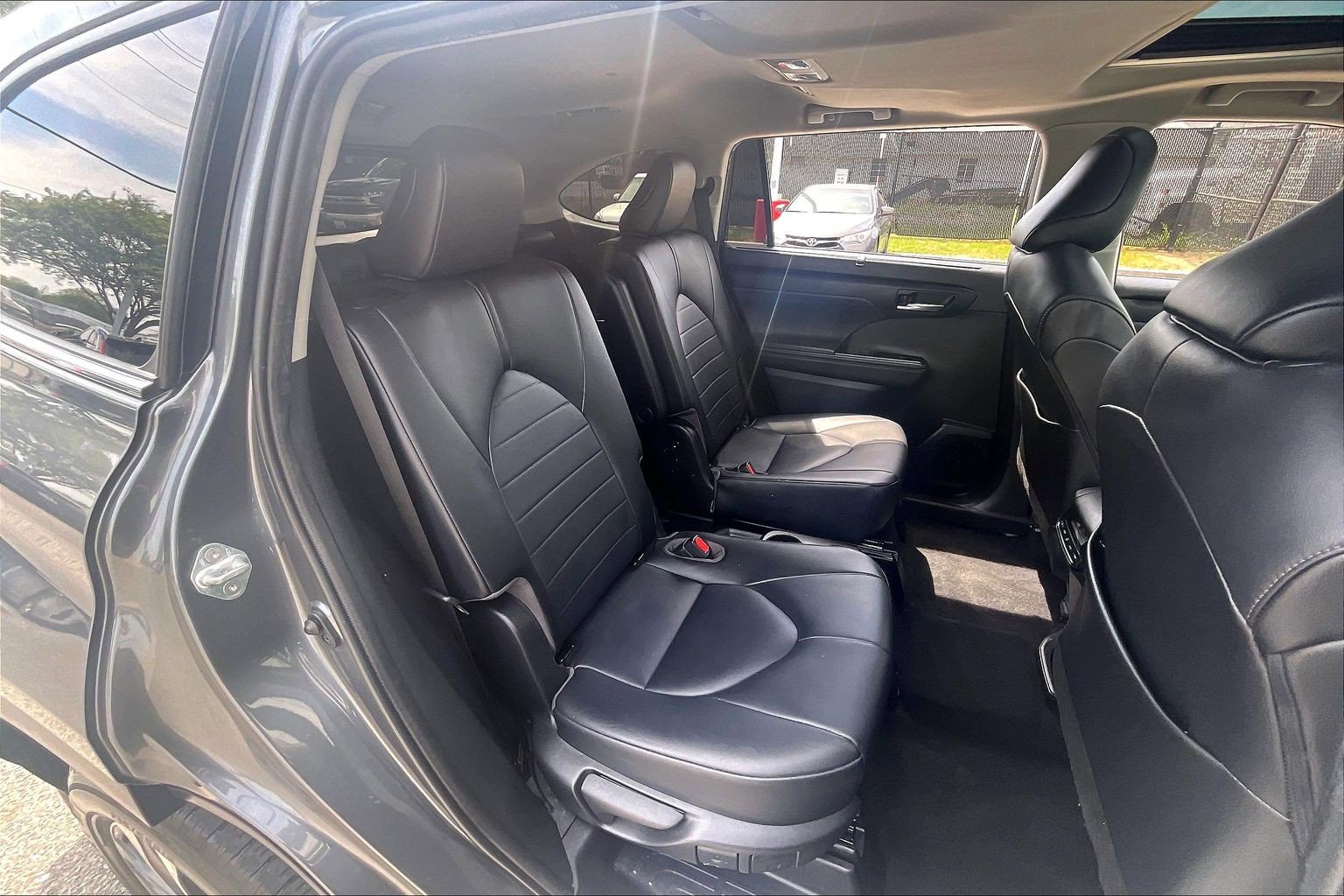 Used 2020 Toyota Highlander XLE FWD image 32
