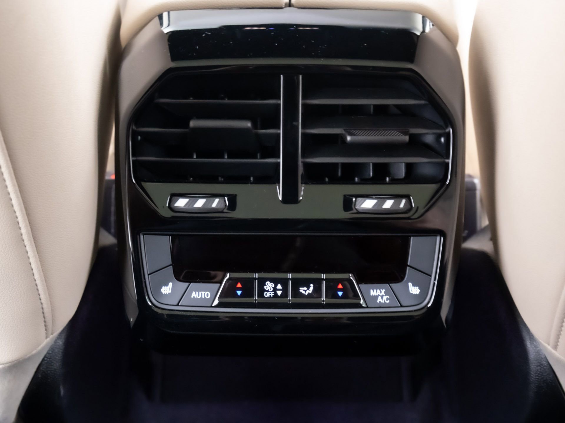 Used 2024 BMW iX xDrive50 w/ Premium Package image 28