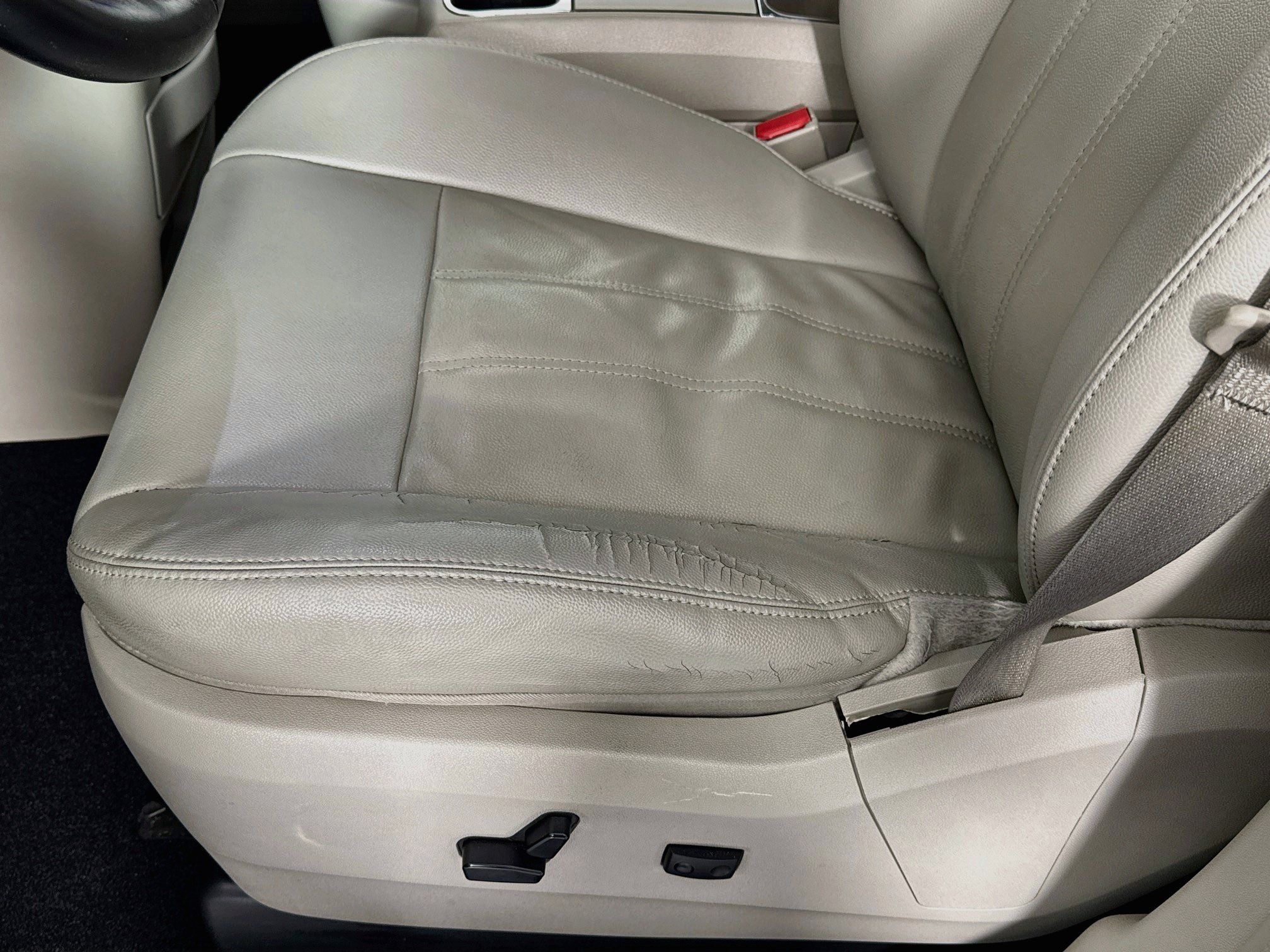 Used 2013 Chrysler Town & Country Touring FWD image 18