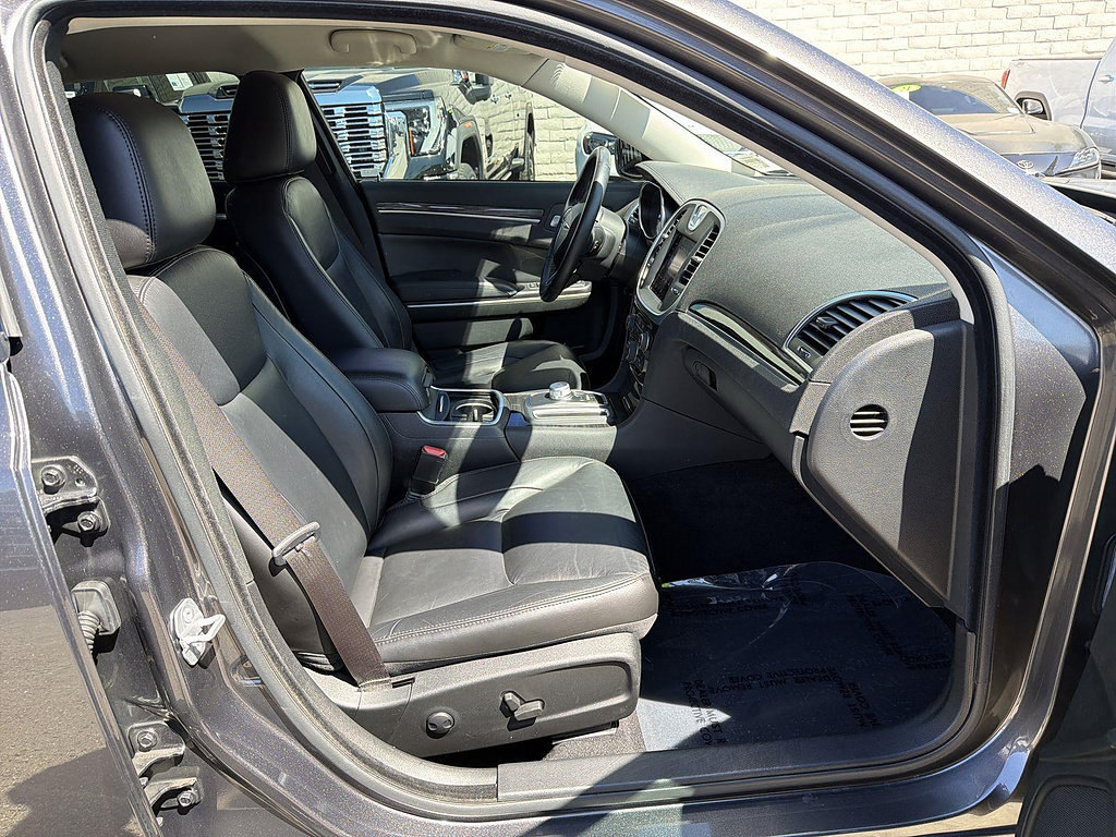 Used 2022 Chrysler 300 Touring L w/ Safetytec Plus Group RWD image 26