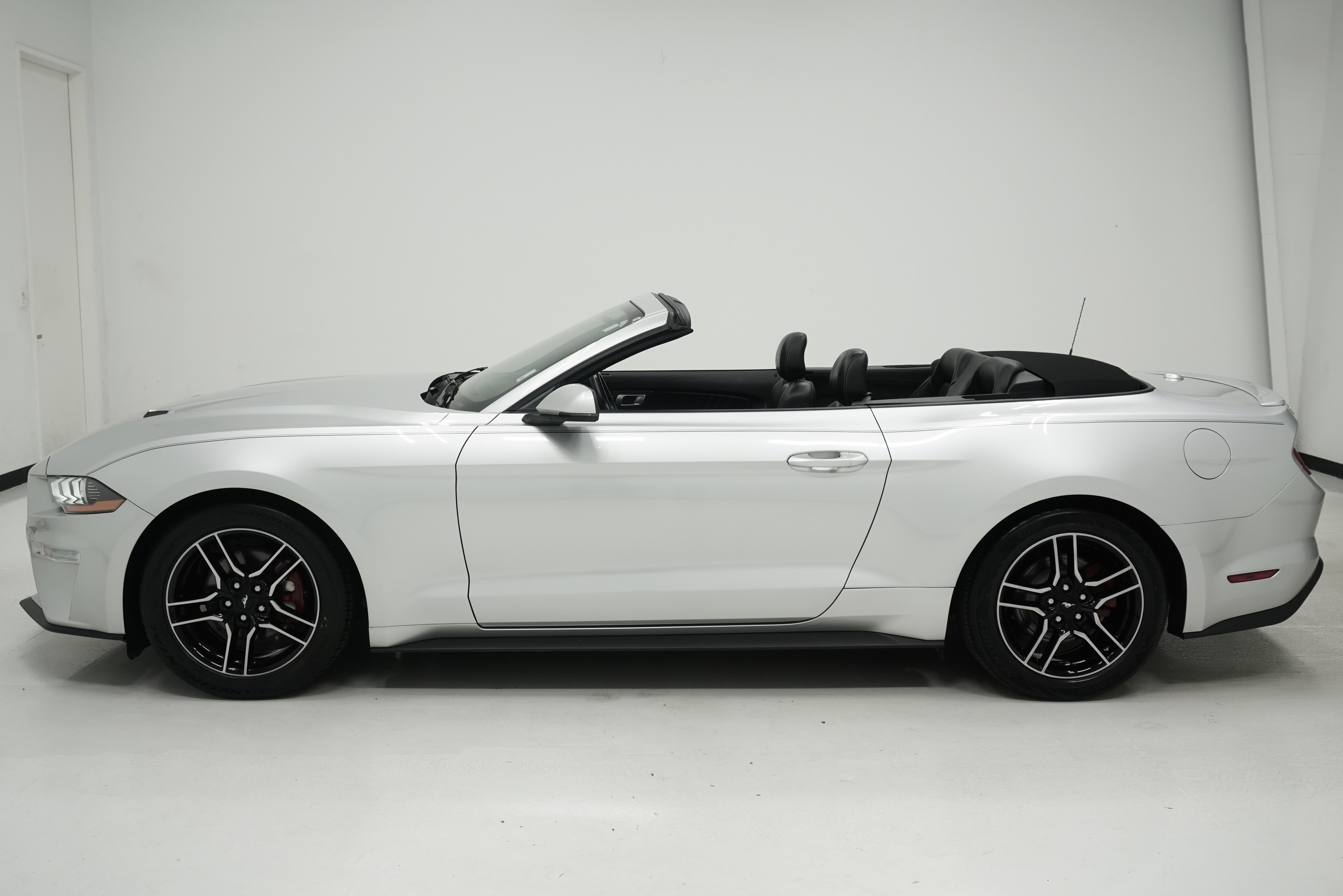 Used 2019 Ford Mustang Premium RWD image 9