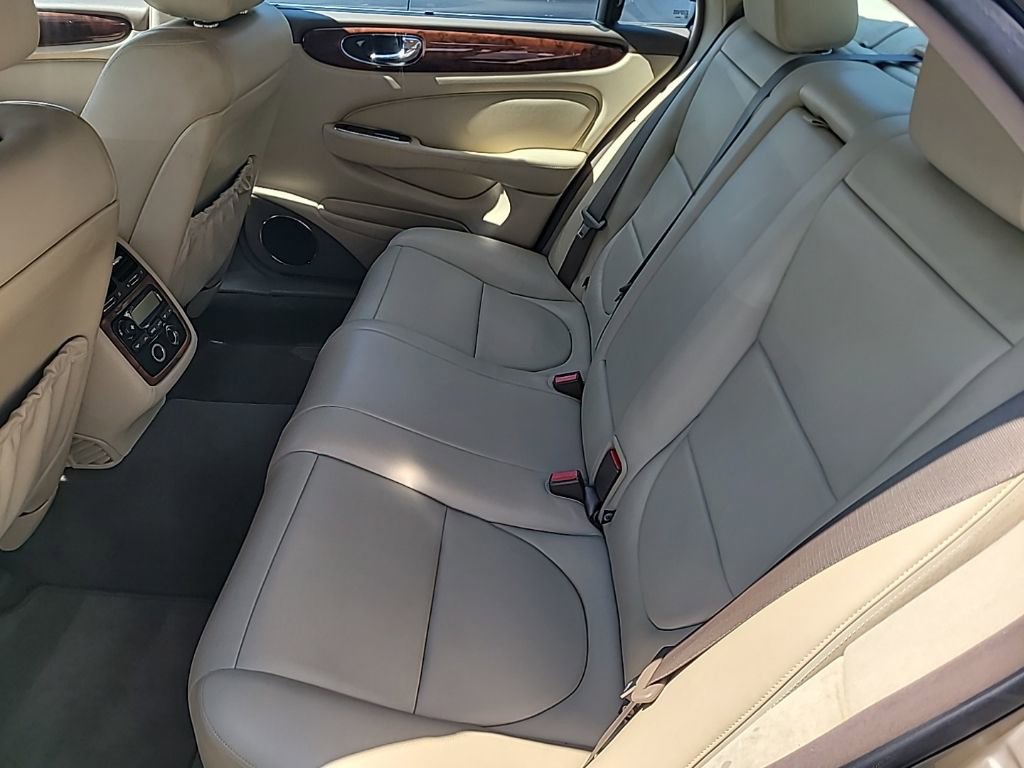 Used 2005 Jaguar XJ8 image 15