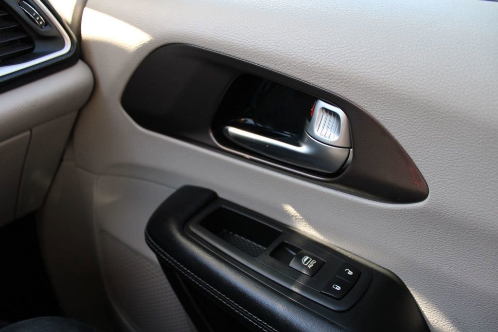 Used 2020 Chrysler Voyager Lxi image 18