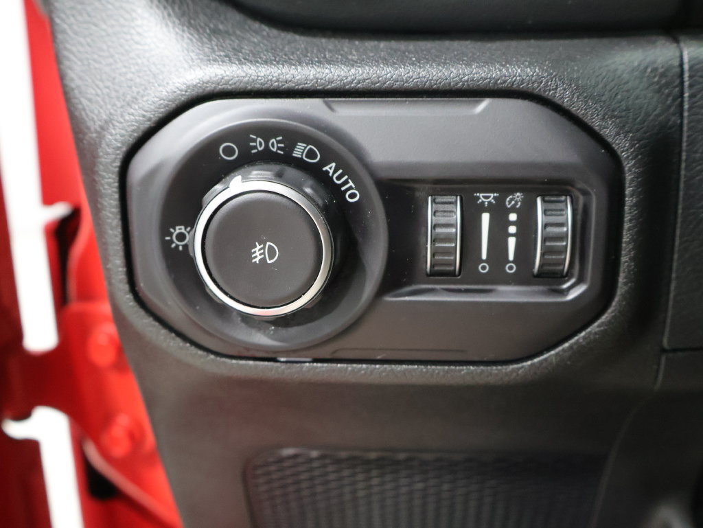 Used 2018 Jeep Wrangler Unlimited Sahara AWD/4WD image 32