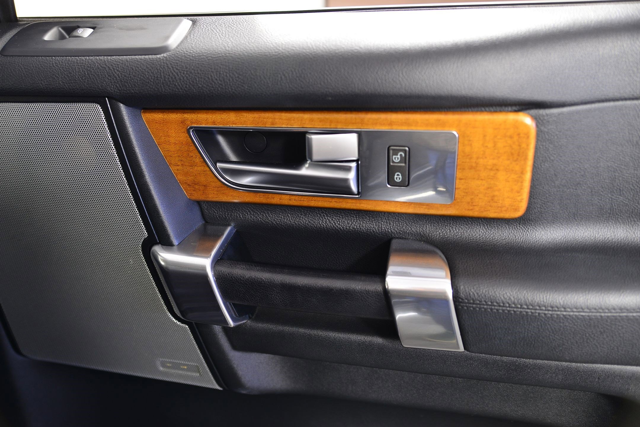 Used 2016 Land Rover LR4 image 9