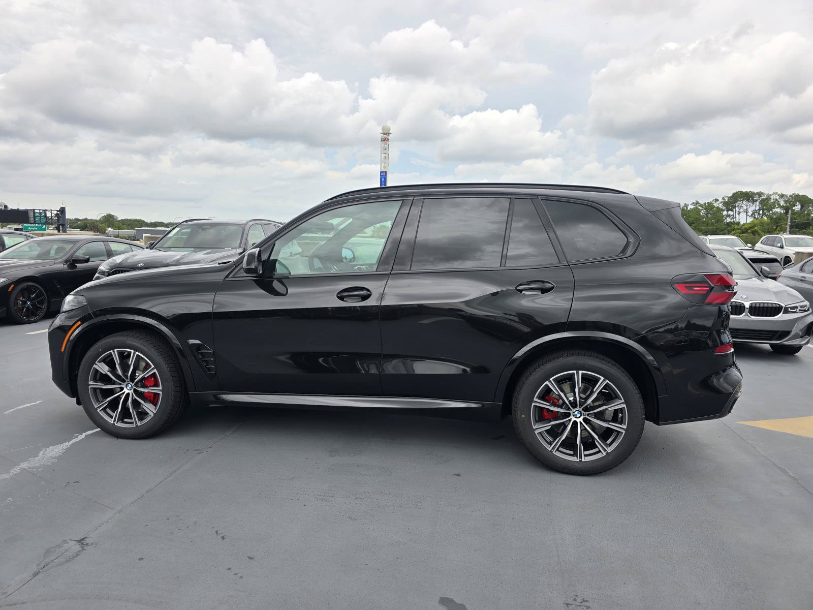 New 2026 BMW X5 xDrive40i w/ M Sport Package AWD/4WD image 7