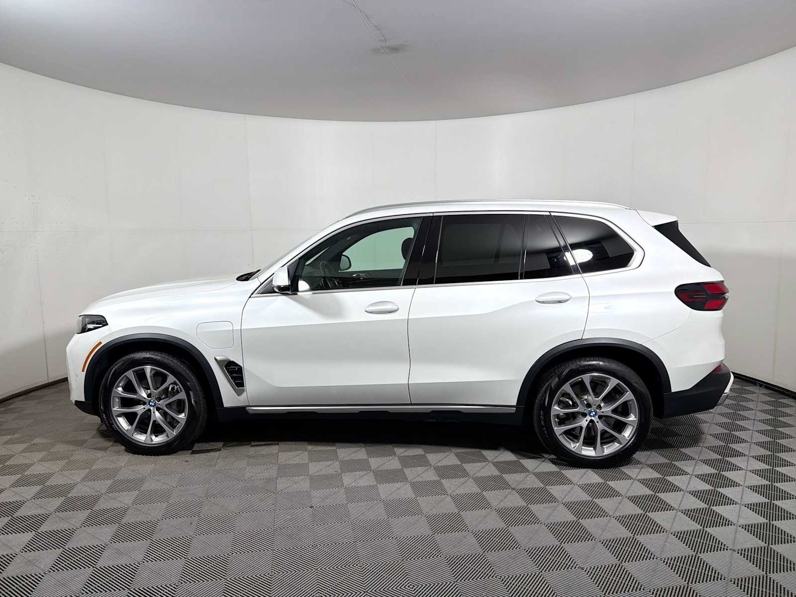 Used 2024 BMW X5 xDrive50e w/ Parking Assistance Package AWD/4WD image 4