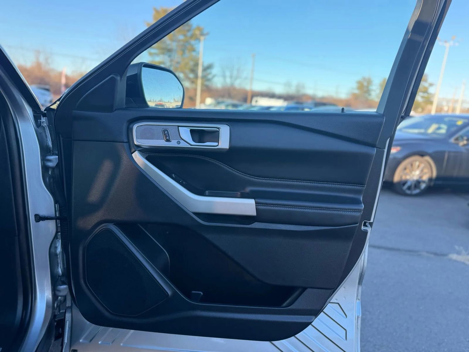 Used 2023 Ford Explorer Limited image 21