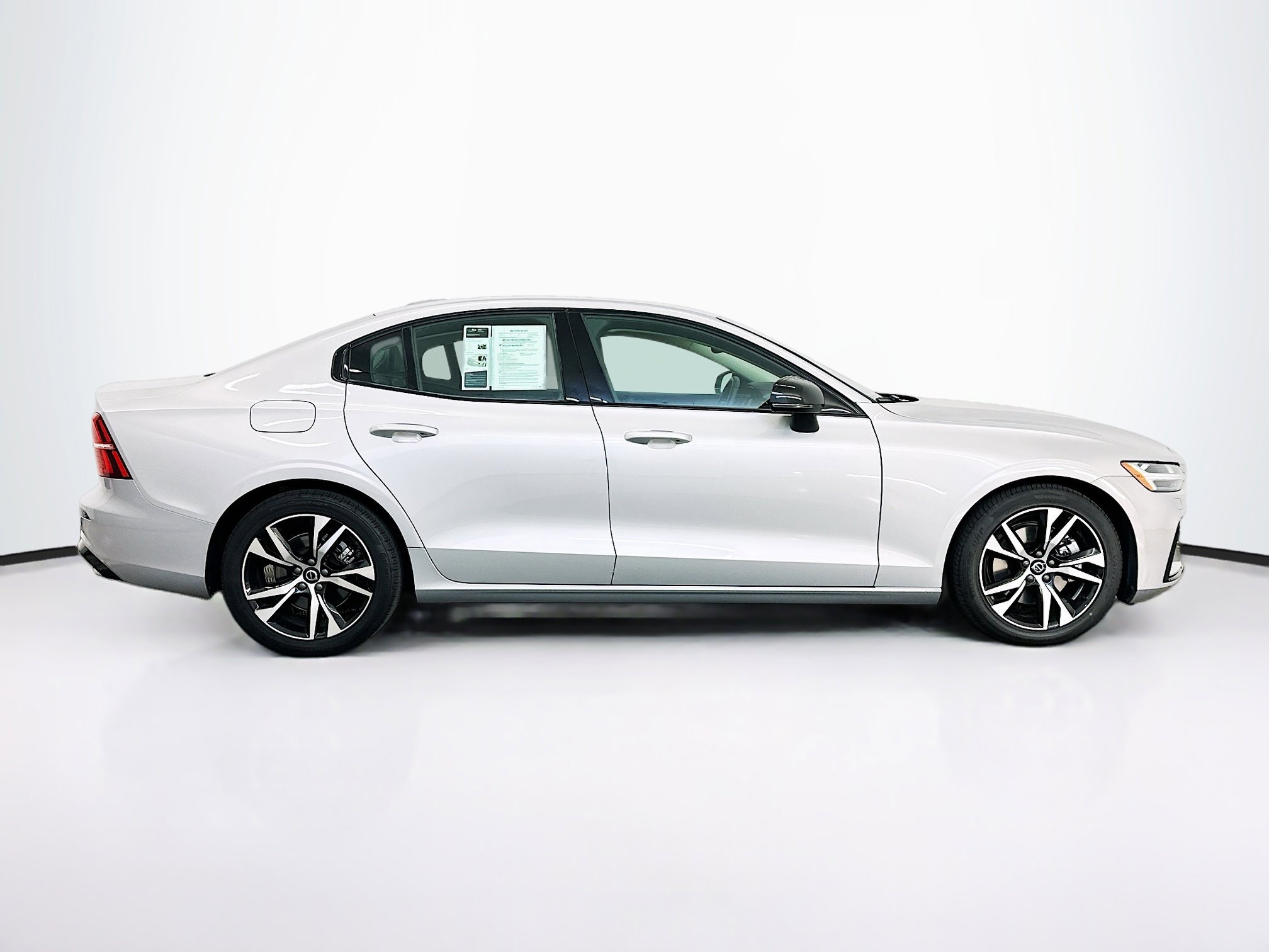 Used 2025 Volvo S60 B5 Core image 10