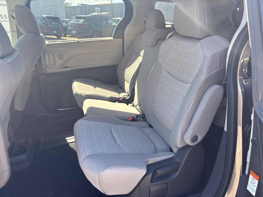 Used 2022 Toyota Sienna LE AWD/4WD image 12