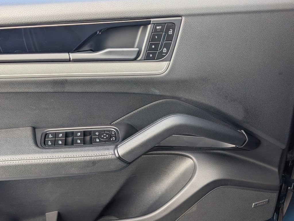 Certified 2025 Porsche Cayenne AWD/4WD image 20