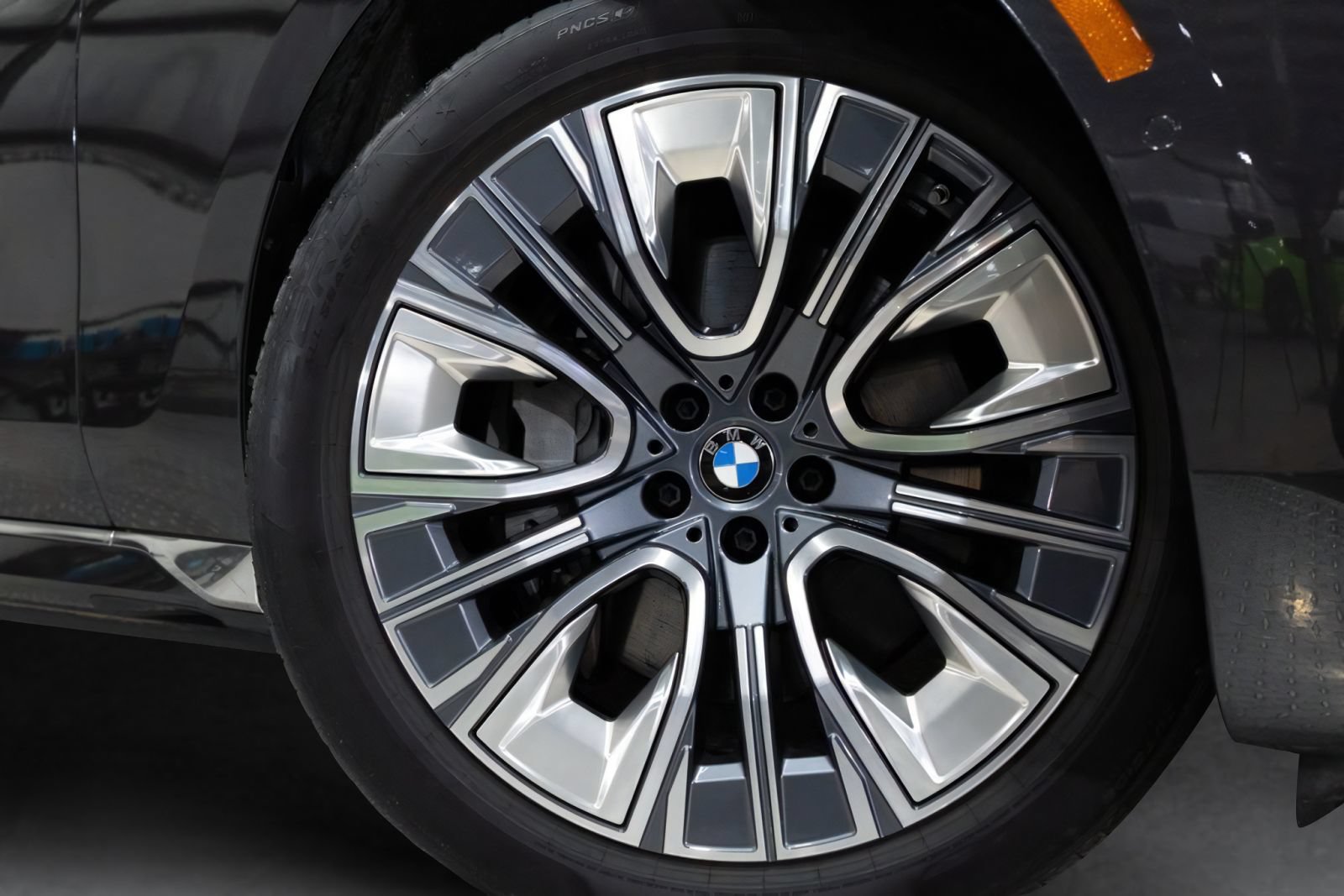 Used 2025 BMW i7 xDrive60 AWD/4WD image 25
