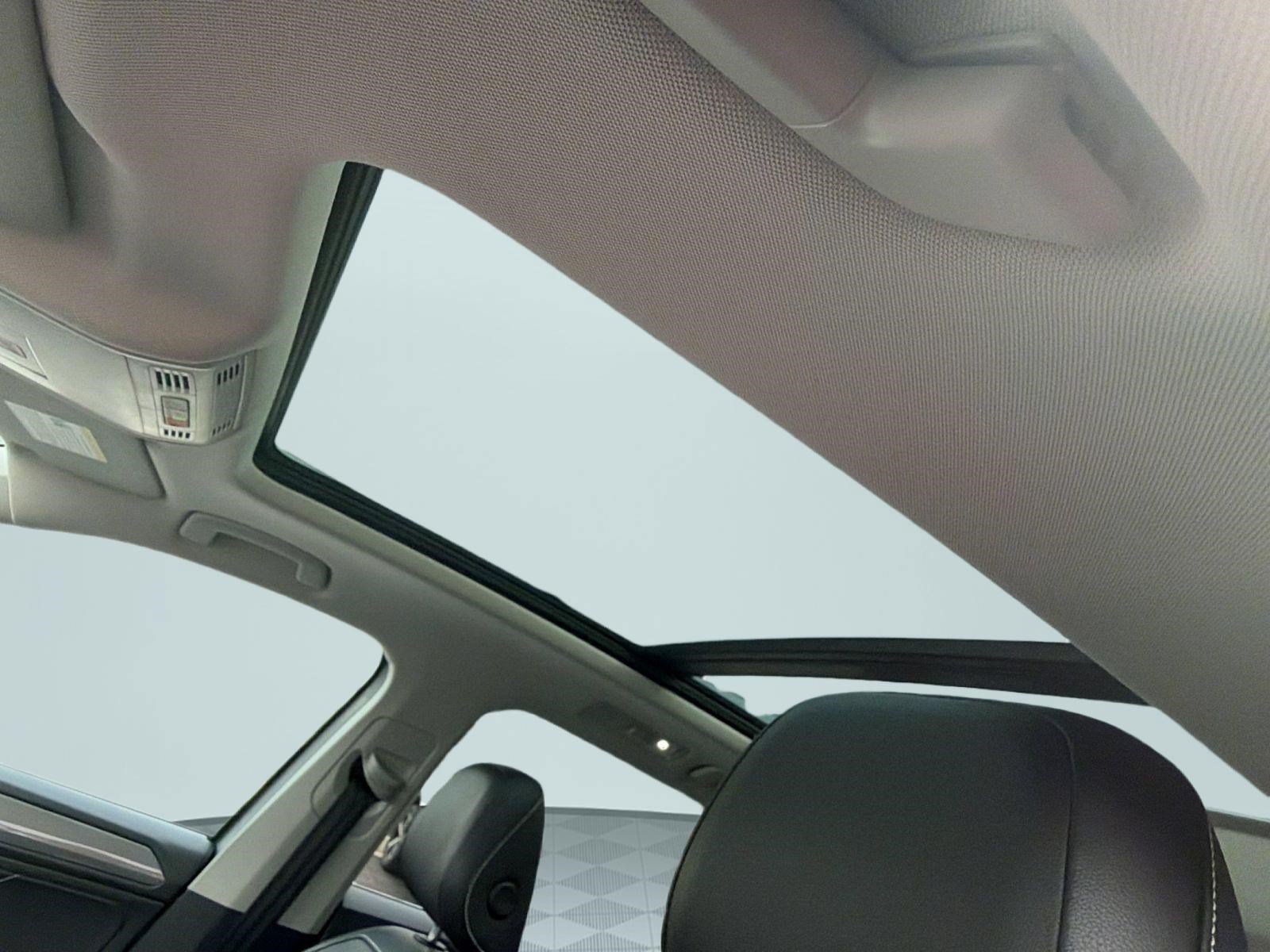 Used 2022 Volkswagen Tiguan SE w/ Panoramic Sunroof Package AWD/4WD image 19