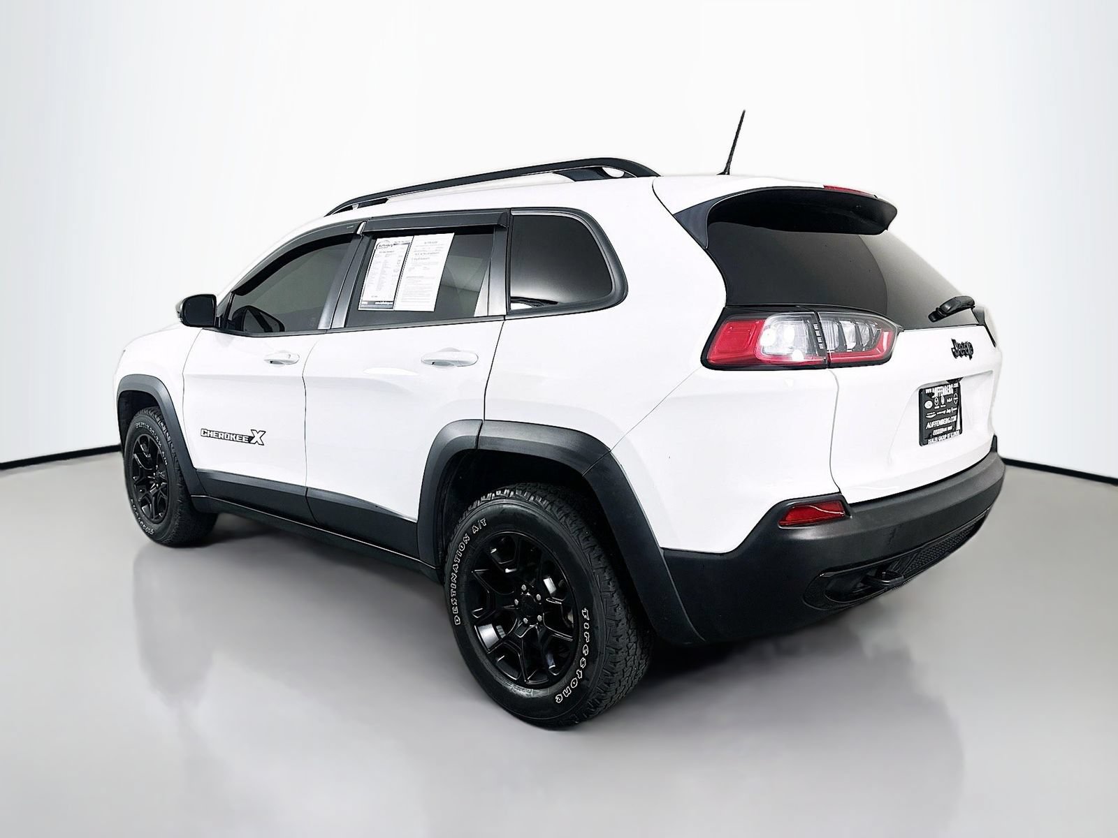 Used 2022 Jeep Cherokee Latitude AWD/4WD image 5